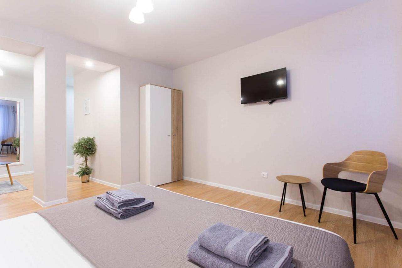 Apartment In The City Center - Gimnasiyna Naberezhna 24A-1 Charkiv Esterno foto