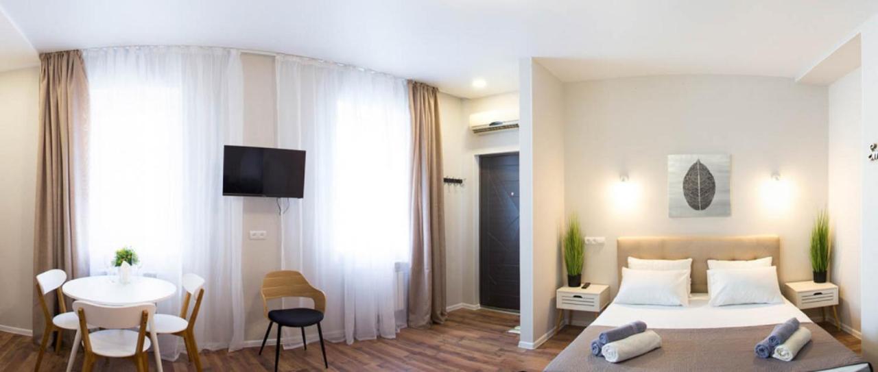 Apartment In The City Center - Gimnasiyna Naberezhna 24A-1 Charkiv Esterno foto